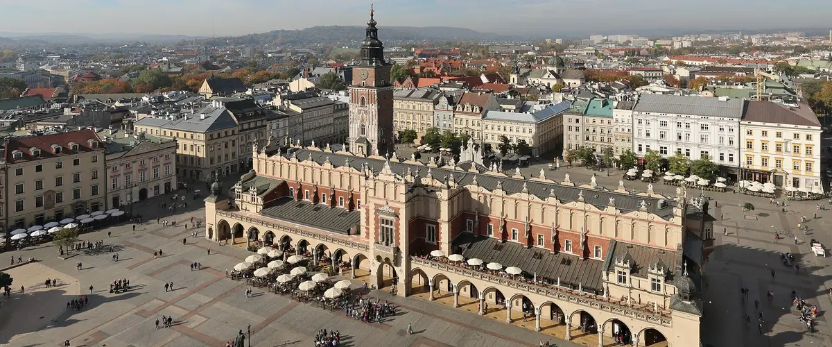 Rynek Główny w Krakowie z Sukiennicami i Wieżą Ratuszową, widok z wieży Mariackiej