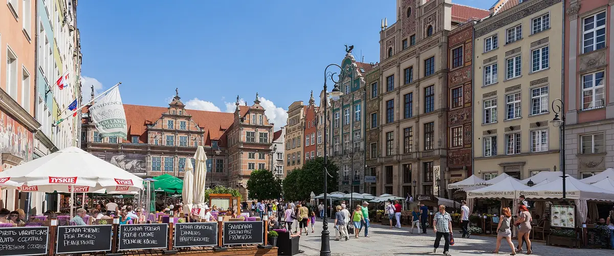 Długi Targ w Gdańsku z Zieloną Bramą i ogródkami kawiarni